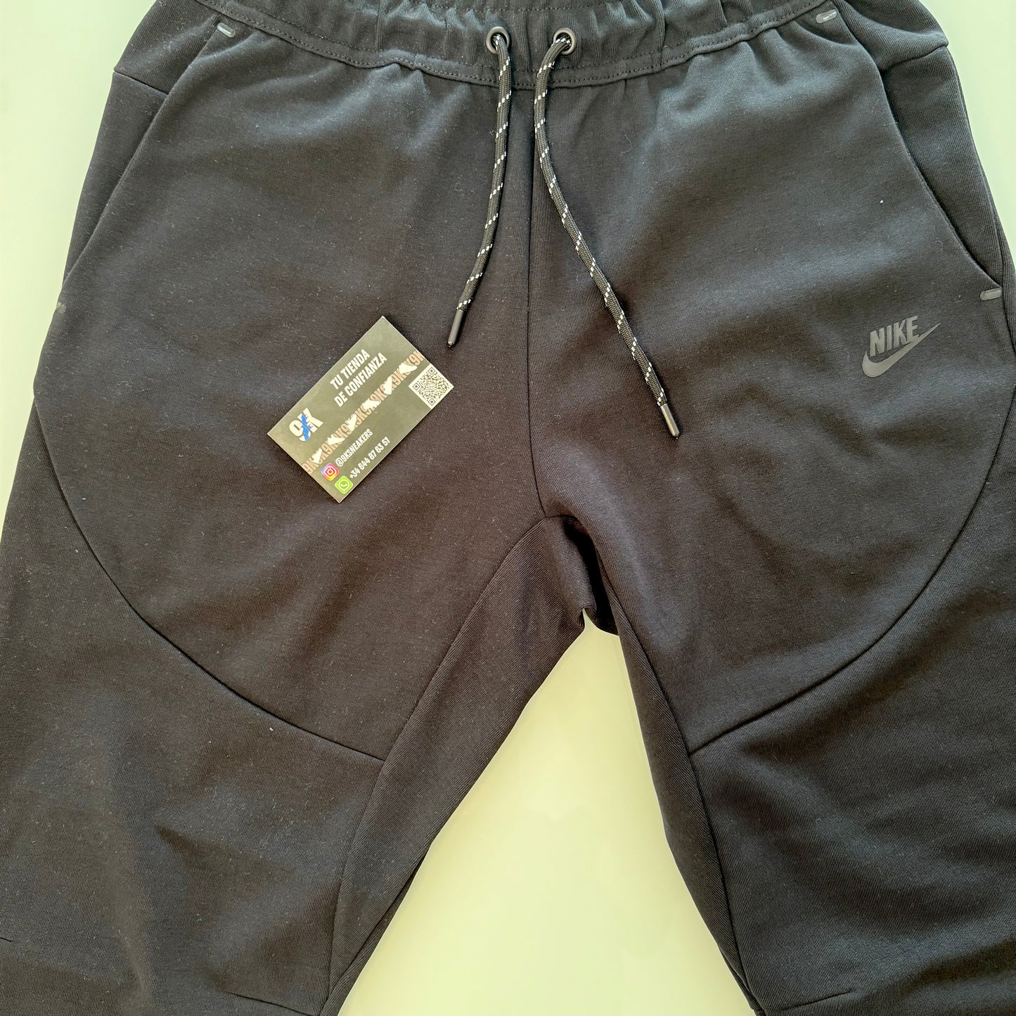 OUTLET - Pantalón Nike Tech